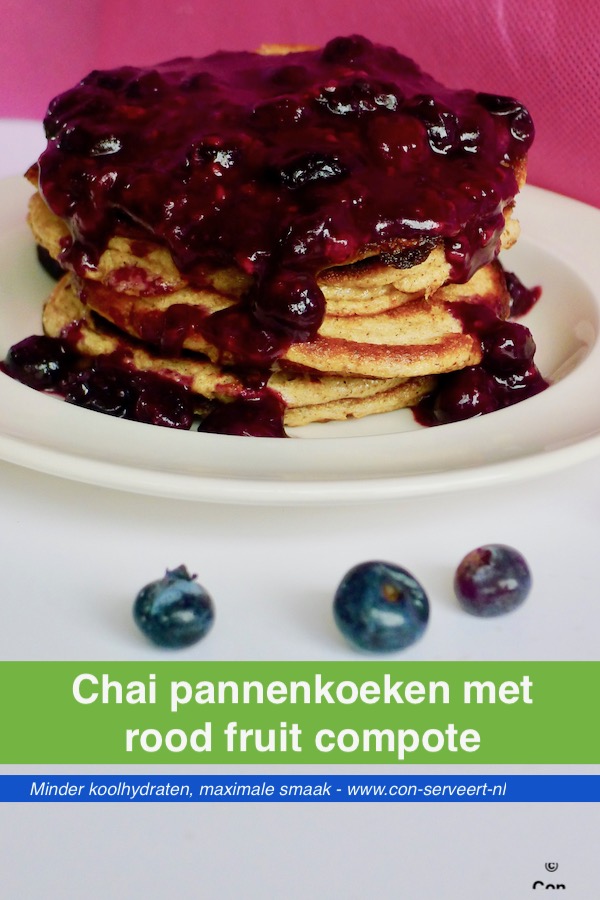 Chai Pannenkoeken Met Rood Fruit Compote Con Serveert