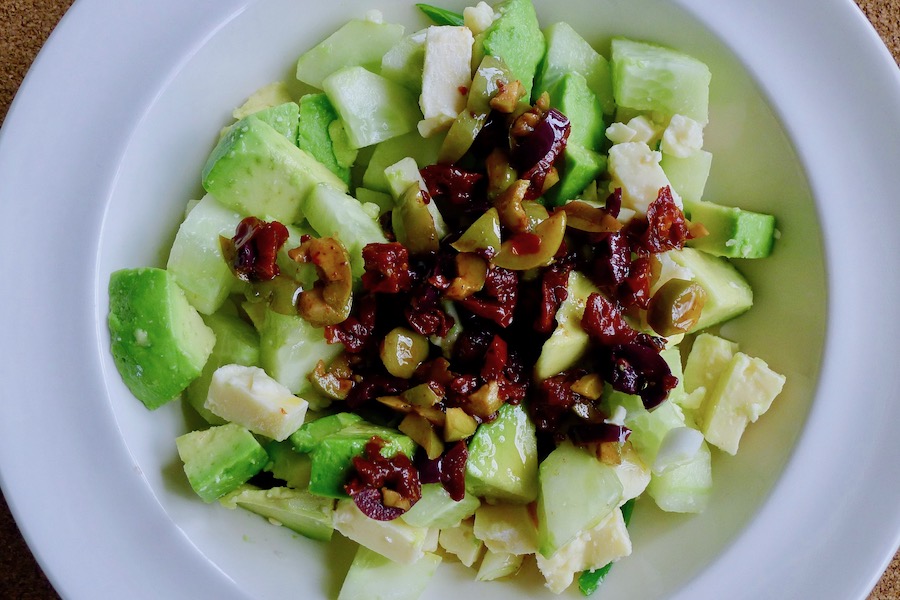 Kaas salade met olijvendressing recept ~ minder koolhydraten, maximale smaak ~ www.con-serveert.nl