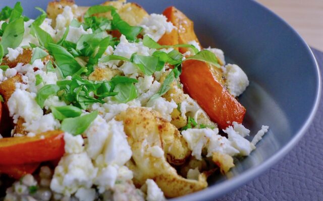 Geroosterde bloemkool pompoenschotel met boekweit en feta, koolhydraatbeperkt recept ~ minder koolhydraten, maximale smaak ~ www.con-serveert.nl