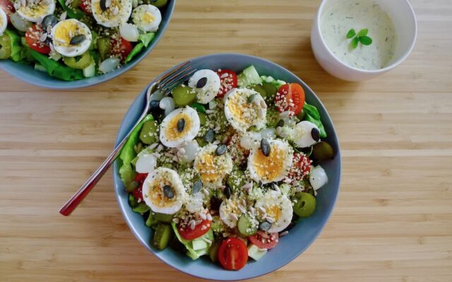 Salade met ei, augurk en yoghurtdressing, koolhydraatarm recept - koolhydraatarm genieten begint bij con-serveert.nl