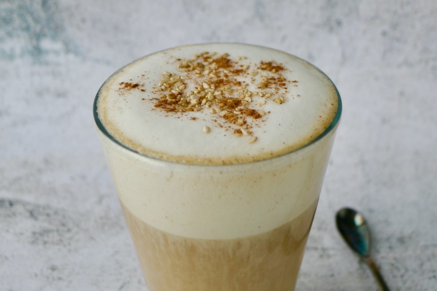 Tahin café latte, keto recept - lekker genieten begint bij Con-serveert.nl