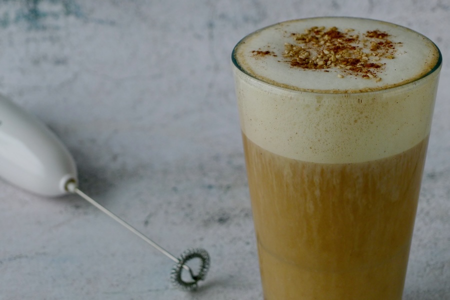 Tahin café latte, keto recept - lekker genieten begint bij Con-serveert.nl