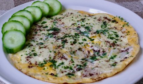 Kool kaas omelet, koolhydraatarm recept - koolhydraatbewust genieten begint bij con-serveert.nl