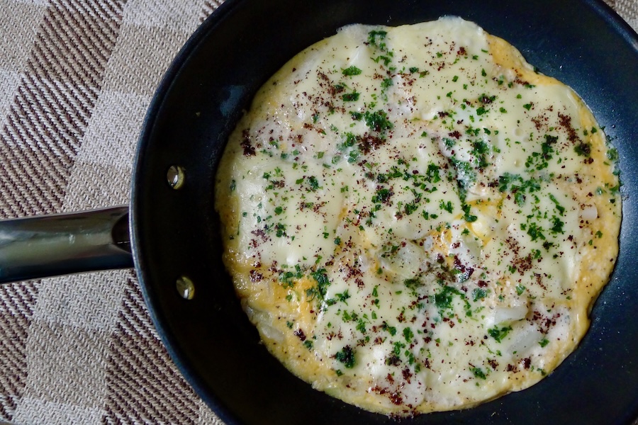 Kool kaas omelet, koolhydraatarm recept - koolhydraatbewust genieten begint bij con-serveert.nl