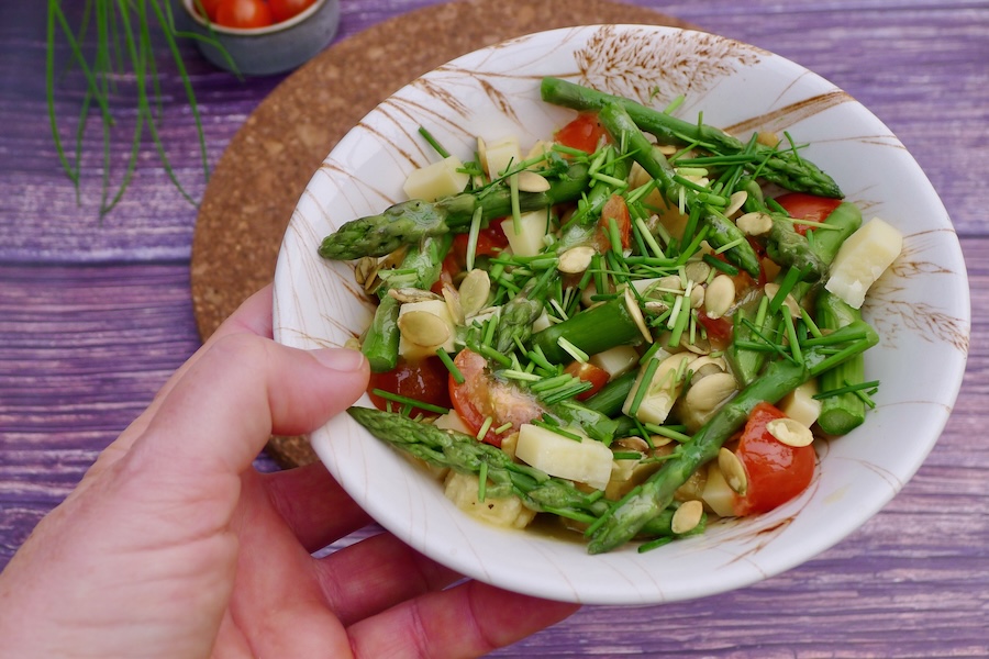 Groene aspergesalade met kaas en tomaatjes, koolhydraatarm recept - koolhydraatbewust genieten begint bij con-serveert.nl