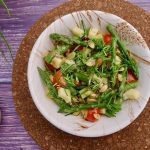 Groene aspergesalade met kaas en tomaatjes, koolhydraatarm recept - koolhydraatbewust genieten begint bij con-serveert.nl
