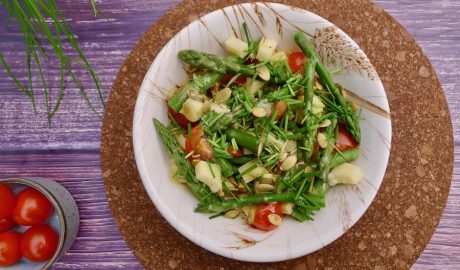 Groene aspergesalade met kaas en tomaatjes, koolhydraatarm recept - koolhydraatbewust genieten begint bij con-serveert.nl