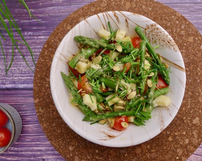 Groene aspergesalade met kaas en tomaatjes, koolhydraatarm recept - koolhydraatbewust genieten begint bij con-serveert.nl