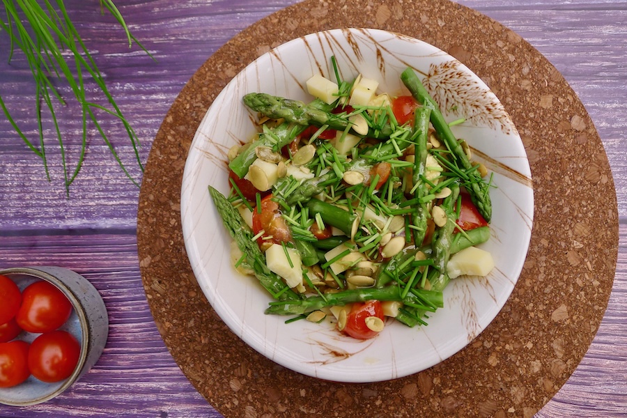 Groene aspergesalade met kaas en tomaatjes, koolhydraatarm recept - koolhydraatbewust genieten begint bij con-serveert.nl