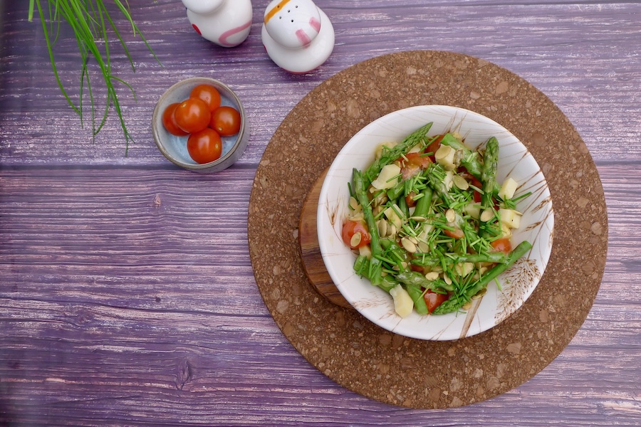 Groene aspergesalade met kaas en tomaatjes, koolhydraatarm recept - koolhydraatbewust genieten begint bij con-serveert.nl