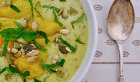 Koude courgette mango soep recept - koolhydraatbewust genieten begint bij con-serveert.nl