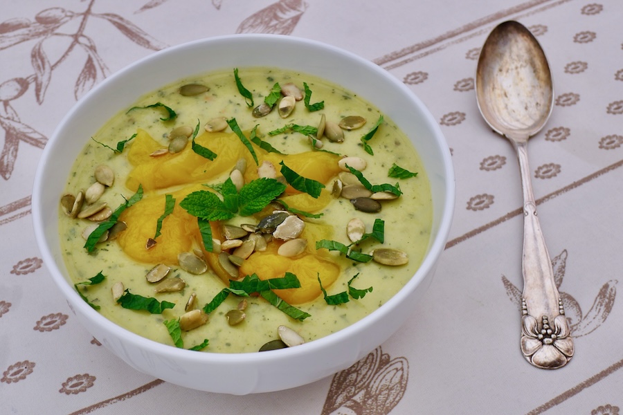 Koude courgette mango soep recept - koolhydraatbewust genieten begint bij con-serveert.nl